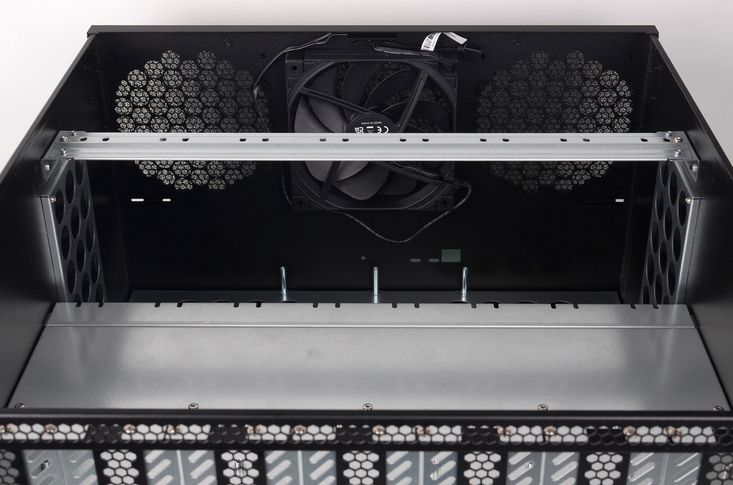 Корпус индивидуальной конструкции для высокоплотной GPU-системы с восемью видеокартами