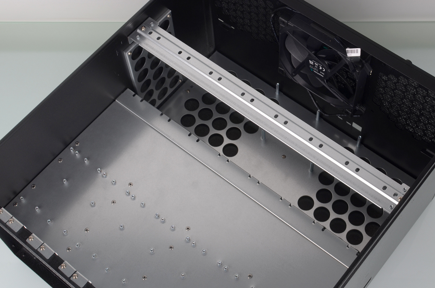 Корпус индивидуальной конструкции для высокоплотной GPU-системы с восемью видеокартами