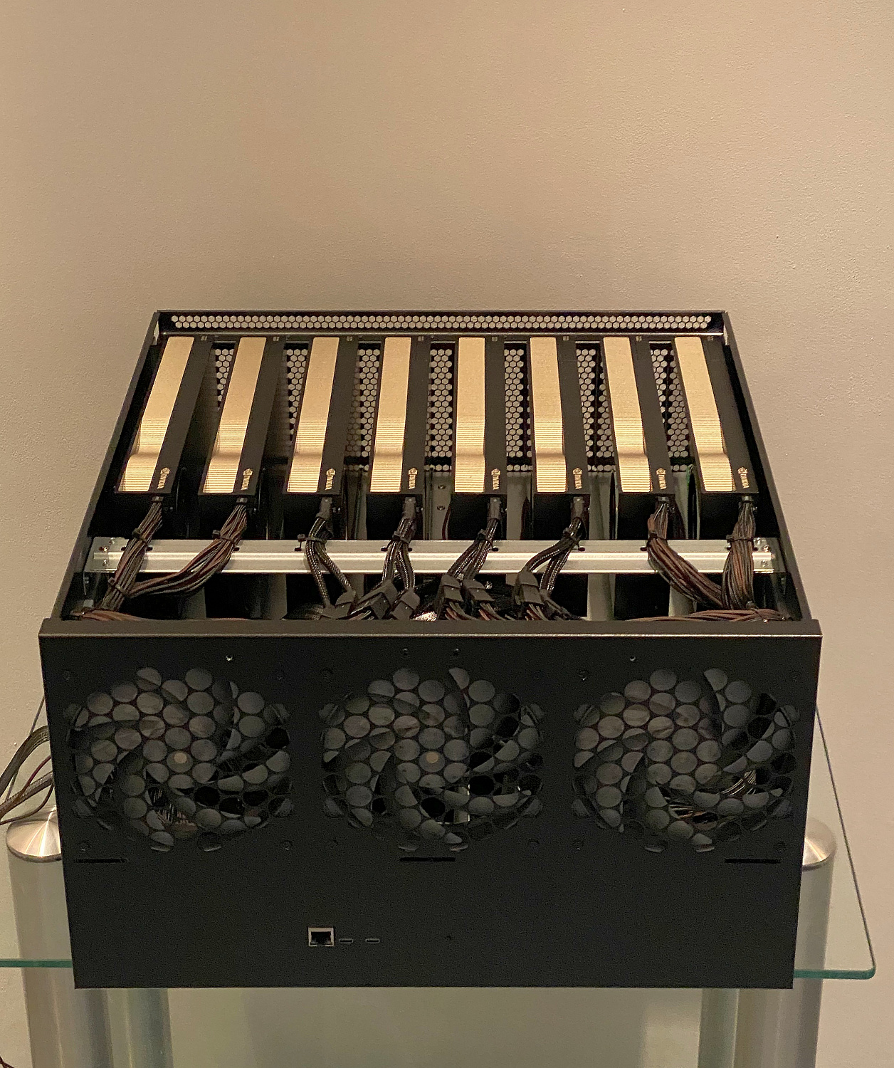 Корпус индивидуальной конструкции для высокоплотной GPU-системы с восемью видеокартами