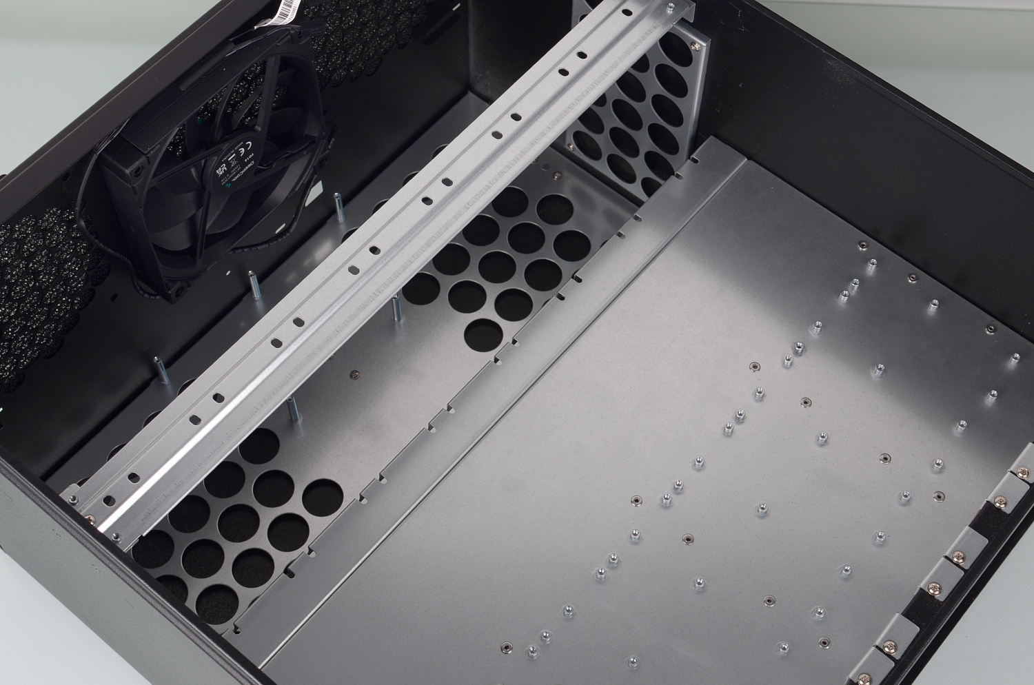 Корпус индивидуальной конструкции для высокоплотной GPU-системы с восемью видеокартами