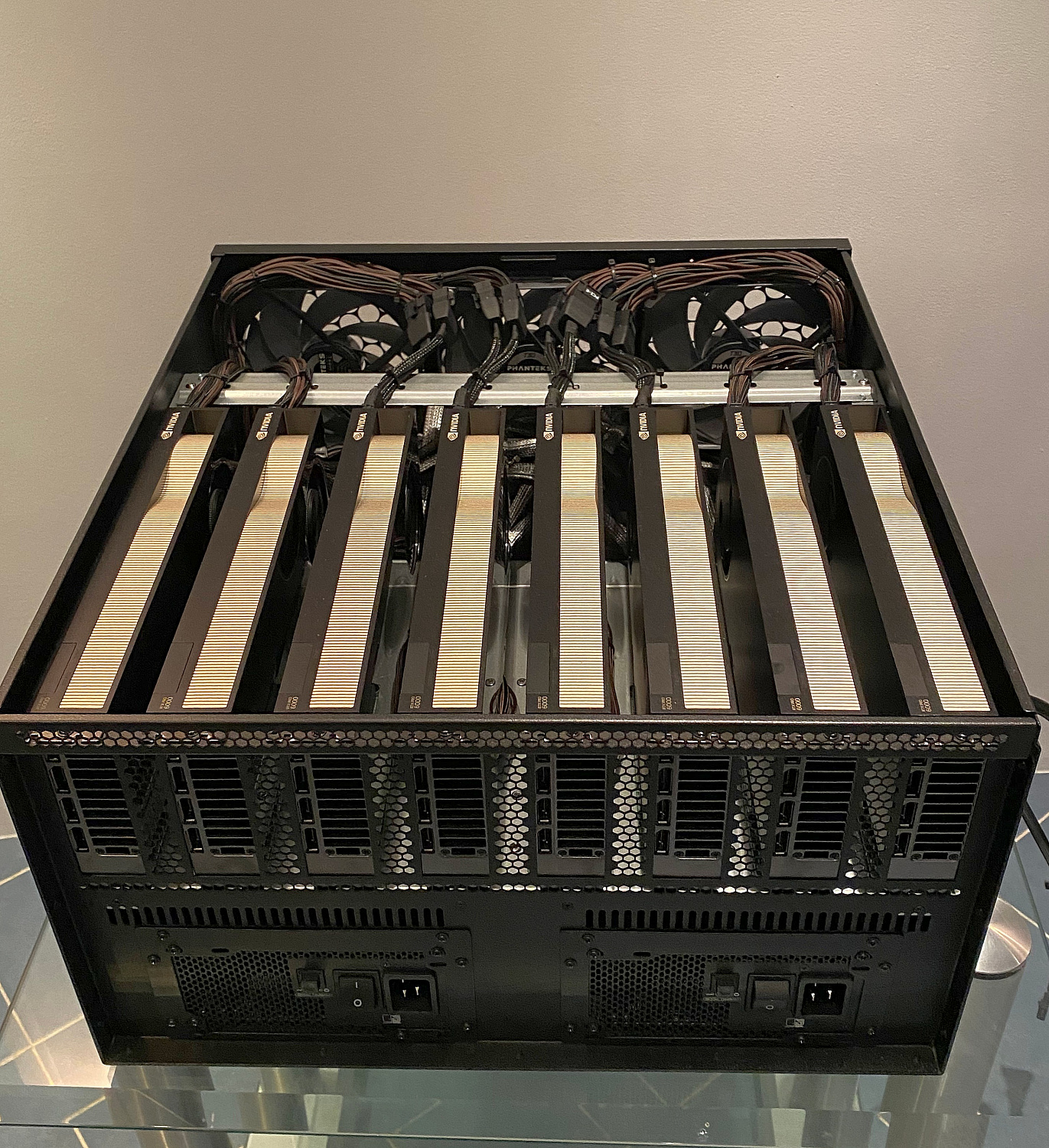 Корпус индивидуальной конструкции для высокоплотной GPU-системы с восемью видеокартами