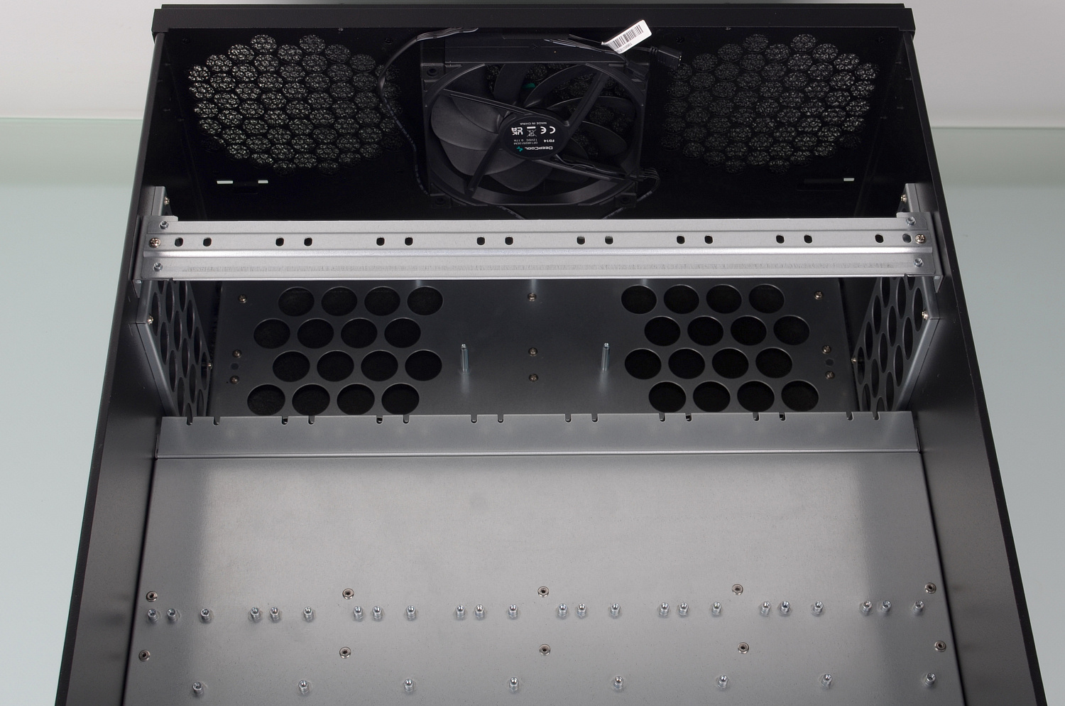 Корпус индивидуальной конструкции для высокоплотной GPU-системы с восемью видеокартами